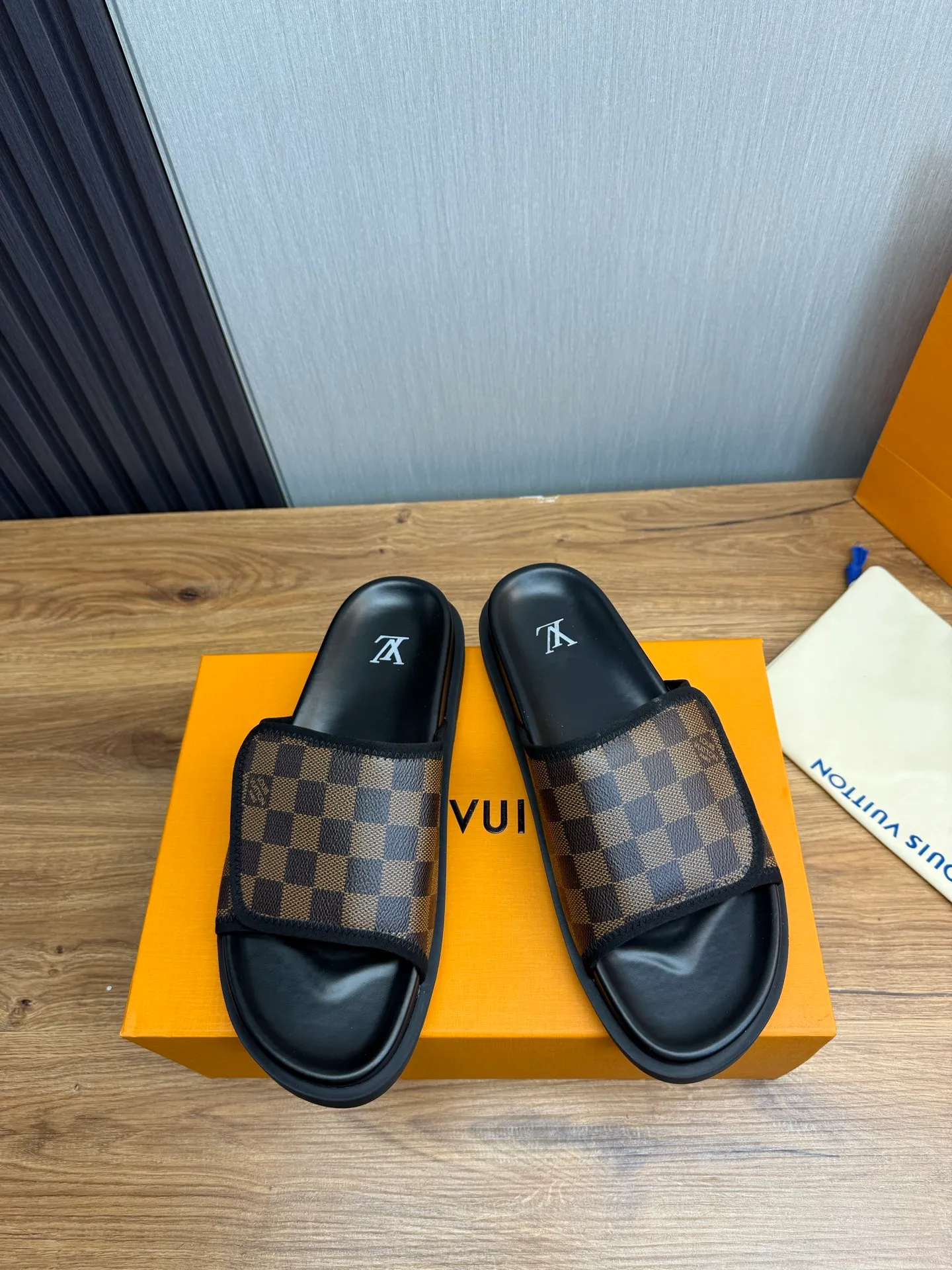 Men's shoes 💰340💰 ▪️LV's popular Little Red Book popular slippers hot sale: 1 shipment✅ Super textured and comfortable slippers, original TPU outsole. Authentic counter box drawer box packaging 🎁Size 38-45